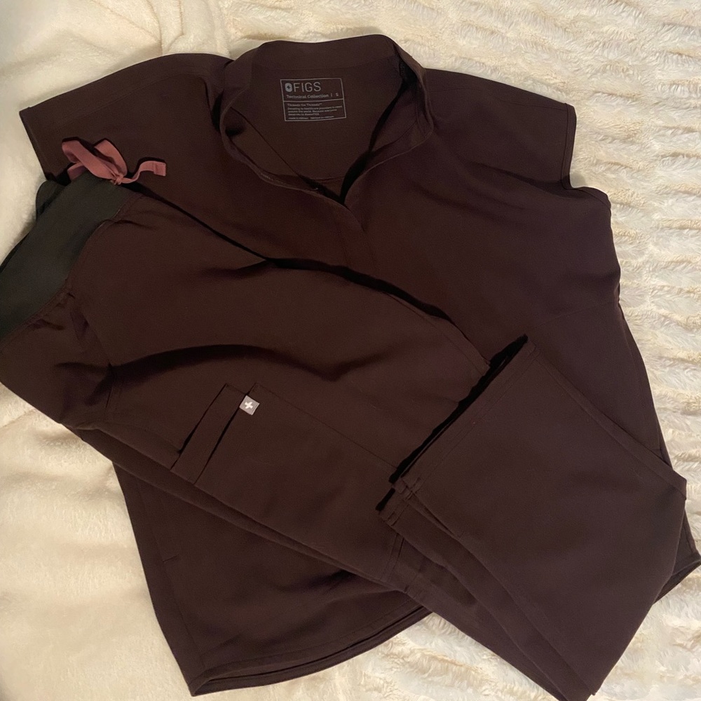 BNWOT Figs Espresso Rafaela/Kade combo S/SP